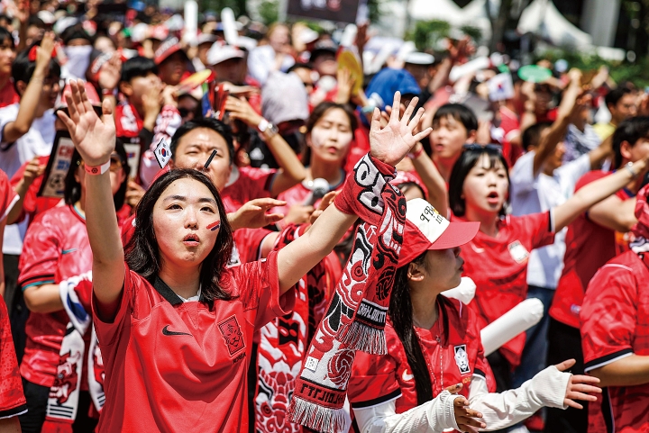 2026 북중미 월드컵 조별리그 A조 1차전 대한민국과 체코의 경기가 열린 6월 12일 서울 종로구 광화문광장에서 시민들이 응원전을 펼치고 있다. 사진 뉴시스