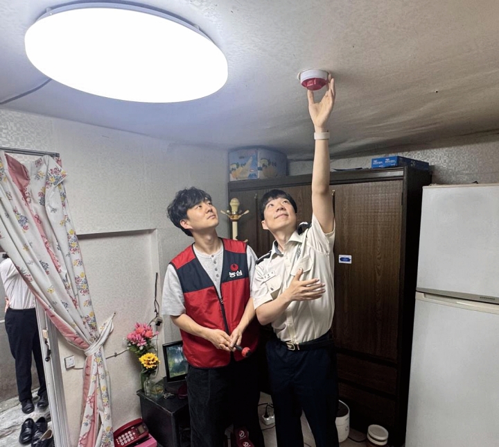 2025년 5월 인천소방본부 관계자가 인천 동구 만석동 괭이부리마을에서 주택 내부에 단독경보형 감지기를 설치하고 있다. 사진 인천소방본부