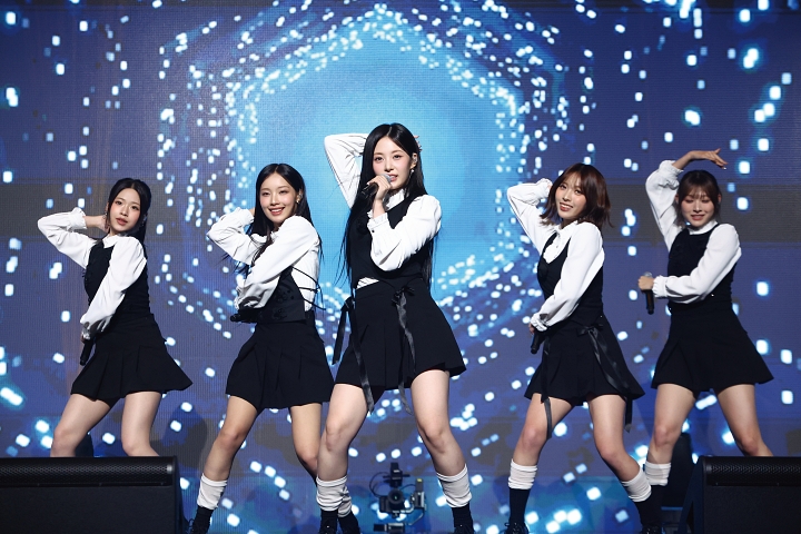 걸그룹 리센느가 2025년 8월 28일 서울 중구 롯데호텔에서 열린 제7회 뉴시스 한류엑스포(2025 K-엑스포)에서 축하 공연을 하고 있다. 사진 뉴시스