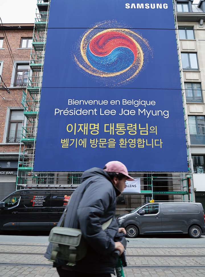 이재명 대통령이 6월 10일(현지시간) 벨기에를 방문 중인 가운데 브뤼셀의 한 호텔에 환영 플래카드가 설치돼 있다. 사진 뉴시스