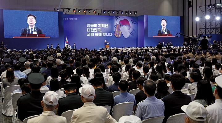 이재명 대통령이 6월 25일 경기 수원시 수원컨벤션센터에서 열린 6&middot;25전쟁 제76주년 기념식에서 기념사를 하고 있다. 사진 청와대