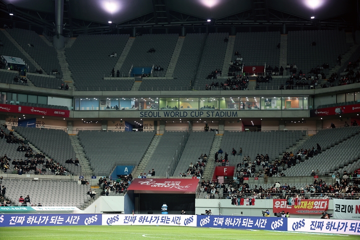 재정경제부는 소비자 권익 강화를 위해 스포츠 경기 시야제한석 사전고지 의무화 등을 담은 ‘생활밀착 서비스 개선방안’을 마련했다. 사진 뉴시스