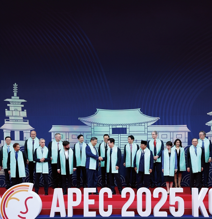 이재명 대통령이 2025년 11월 1일 경주화백컨벤션센터에서 열린 아시아태평양경제협력체(APEC) 정상회의에서 공식 기념촬영 전 시진핑 중국 국가주석과 악수를 하고 있다. 사진 뉴시스