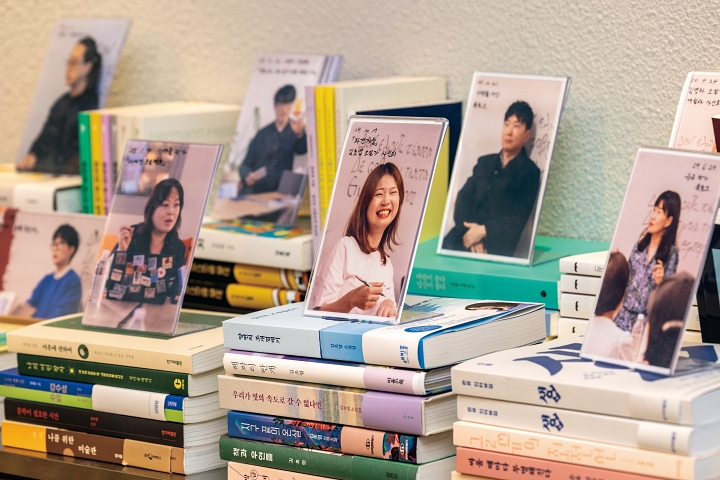 이곳에선 매주 저자 북토크와 독서모임이 열린다. 그간 책방을 다녀간 작가들의 모습. 사진 C영상미디어