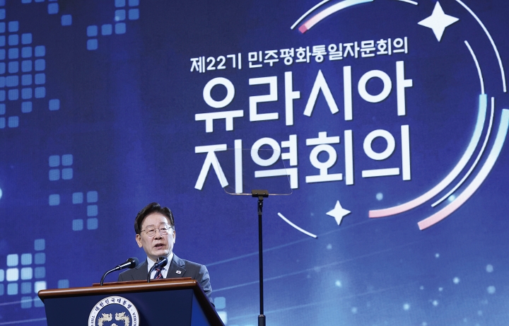 이재명 대통령이 7월 1일 인천 영종구 인스파이어리조트에서 열린 &lsquo;제22기 민주평통 유라시아 지역회의 평화공존 정책 대화&rsquo;에서 인사말을 하고 있다. 사진 청와대