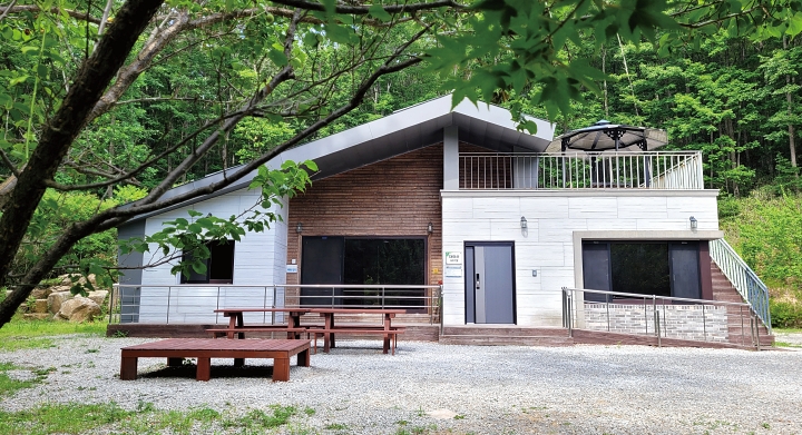 2026년 여름 성수기 국립자연휴양림 예약 추첨에서 가장 높은 예약 경쟁률을 기록한 숙소는 대야산자연휴양림 숲속의 집(601호)이다. 사진 국립자연휴양림관리소