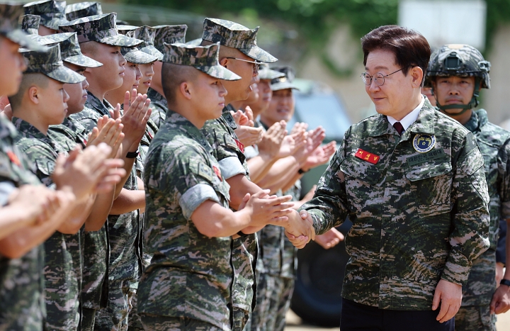 이재명 대통령이 6월 24일 인천 옹진군 해병대 연평부대를 방문해 장병들과 악수하고 있다. 사진 청와대