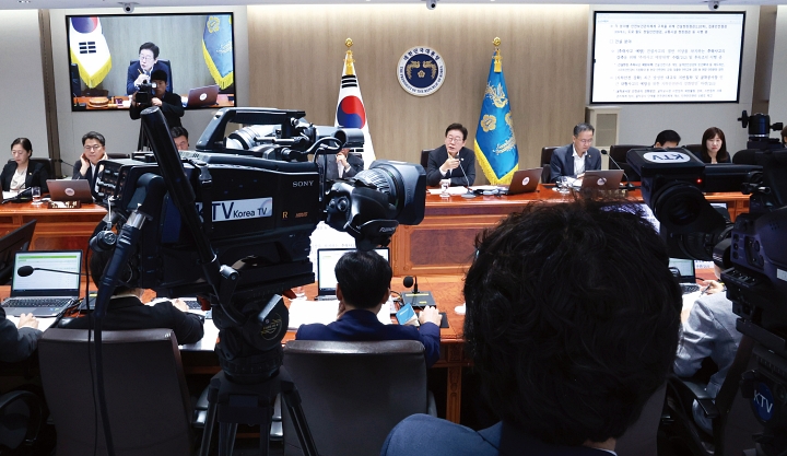 2025년 7월 29일 서울 용산 대통령실 청사에서 열린 국무회의가 KTV로 생중계되고 있다. 사진 청와대