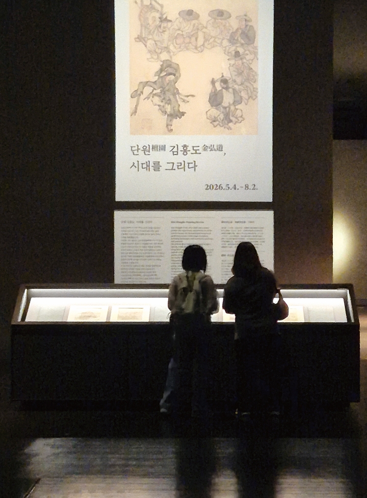 국립중앙박물관에서 관람객들이 &lsquo;단원 김홍도, 시대를 그리다&rsquo; 전시를 둘러보고 있다. 사진 고유선