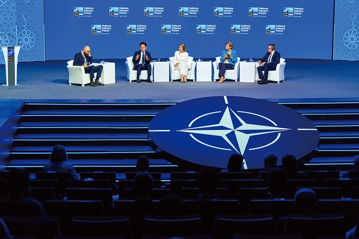 북대서양조약기구(NATO) 정상회의에 참석한 이재명 대통령이 7월 7일(현지시간) 튀르키예 앙카라 컨벤션센터에서 열린 &lsquo;NATO 방산포럼&rsquo;에서 패널의 질문에 답하고 있다. 사진 청와대