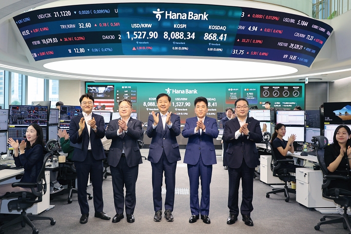 구윤철(가운데) 부총리 겸 재정경제부 장관이 7월 6일 오전 24시간 외환시장 개장 계기 서울 중구 하나은행 딜링룸을 방문해 기념촬영을 하고 있다. 사진 뉴시스