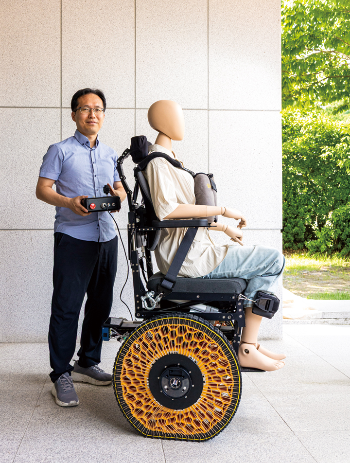 박동일 한국기계연구원 첨단로봇연구센터장은 모핑 휠 기술이 이동이 불편한 사람들의 삶을 바꾸는 계기가 되길 바란다고 말했다. 사진 C영상미디어