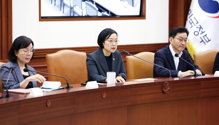 한성숙 국무총리가 7월 9일 정부서울청사에서 취임 첫 국가정책조정회의를 주재하고 있다. 사진 뉴시스