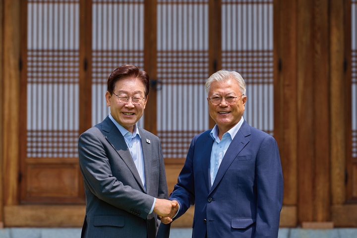 이재명 대통령과 문재인 전 대통령이 7월 1일 청와대 상춘재에서 열린 오찬 회동에서 기념촬영을 하고 있다. 사진 청와대