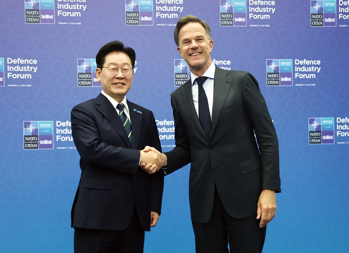 북대서양조약기구(NATO) 정상회의에 참석한 이재명 대통령이 7월 7일(현지시간) 튀르키예 앙카라에서 마크 루터 NATO 사무총장과 인사하고 있다