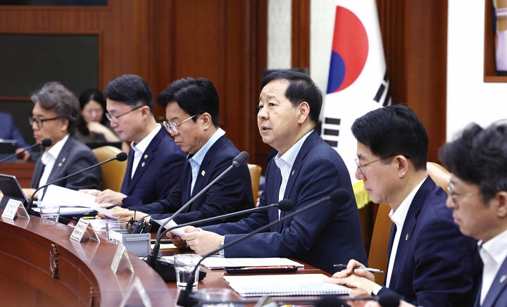 구윤철 부총리 겸 재정경제부 장관이 6월 26일 정부서울청사에서 비상경제본부 회의 겸 경제관계장관회의 겸 민생물가 특별관리 관계장관 TF 회의를 주재하고 있다. 사진 뉴시스