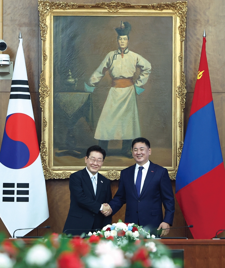 이재명 대통령과 오흐나 후렐수흐 몽골 대통령이 7월 9일 울란바타르 정부청사에서 열린 한&middot;몽골 정상회담에서 기념촬영을 하고 있다.