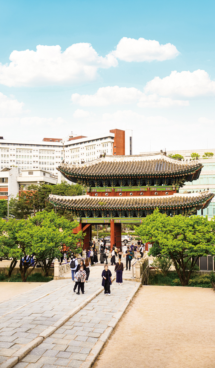 ‘문화가 있는 날’을 맞아 무료 개방한 창경궁 경내로 관람객들이 입장하고 있다. 사진 고유선
