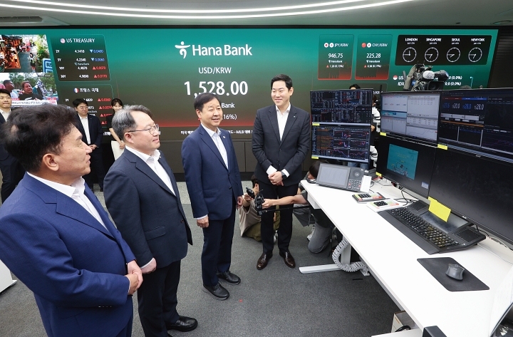 구윤철 부총리 겸 재정경제부 장관이 7월 6일 오전 &lsquo;24시간 외환시장 개장&rsquo;을 계기로 서울 중구 하나은행 딜링룸을 방문해 외환 거래 과정을 듣고 있다. 사진 뉴시스
