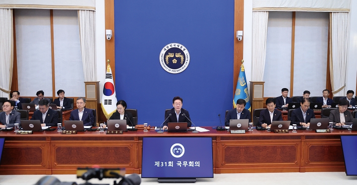 이재명 대통령이 7월 21일 청와대에서 열린 국무회의를 주재하고 있다. 사진 청와대