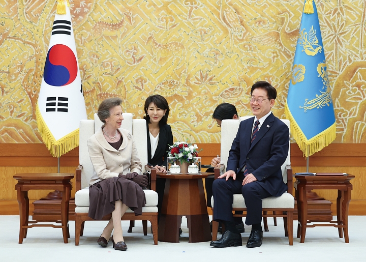 이재명 대통령이 7월 14일 청와대에서 영국 찰스 3세 국왕의 여동생인 앤 엘리자베스 앨리스 루이즈 공주와 대화하고 있다. 사진 청와대