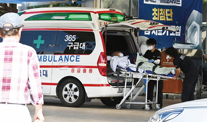 경기 수원시 아주대학교병원에서 사설 구급대원들이 환자를 이송하고 있다. 사진 뉴시스