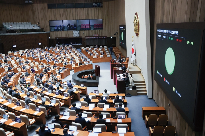 3월 31일 서울 여의도 국회에서 열린 본회의에서 스토킹범죄의 처벌 등에 관한 법률 일부개정법률안이 통과됐다. 사진 뉴시스