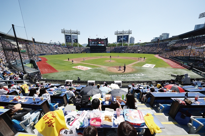 5월 5일 서울 송파구 잠실야구장에서 열린 2026 KBO 리그 두산 베어스와 LG 트윈스의 경기를 찾은 야구팬들이 피자 등을 먹으며 응원하고 있다. 사진 뉴시스