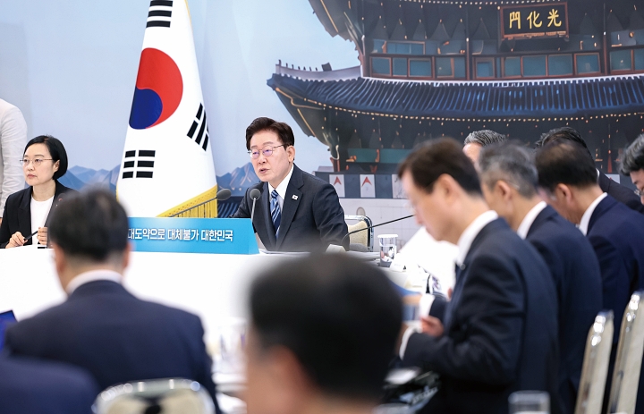 이재명 대통령이 7월 15일 청와대 영빈관에서 열린 ‘삶으로 체감하는 대체불가 대한민국-국민과 함께하는 두 번째 업무보고’에서 발언하고 있다. 사진 청와대
