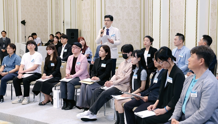 7월 15일 청와대 영빈관에서 열린 업무보고에서 국민참여단 하태욱 씨가 질의하고 있다. 사진 청와대
