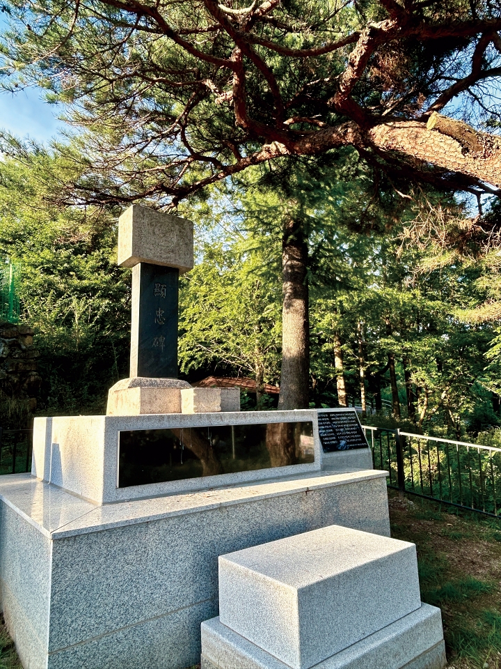 파계사 오가는 길 안쪽에 자리한 &lsquo;서촌&middot;지묘 한국전쟁 참전 순국자 현충비&rsquo;. 사진 박근희 기자