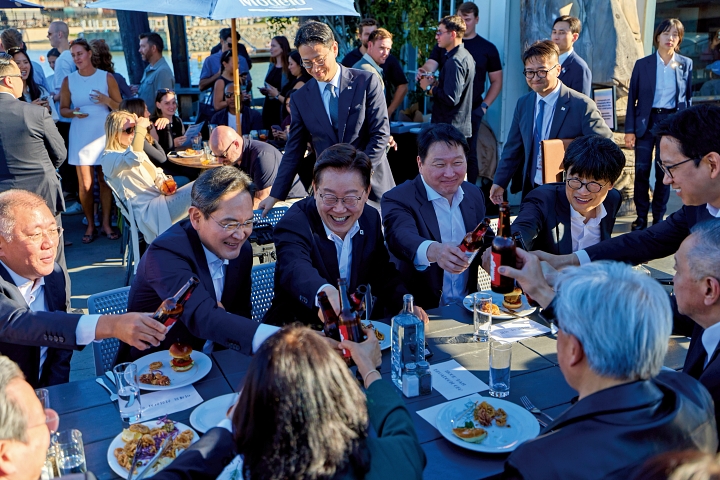 이재명 대통령이 7월 24일(현지시간) 글로벌 빅테크 CEO들과 함께 미국 샌프란시스코의 한 레스토랑에서 건배하고 있다. 사진 청와대