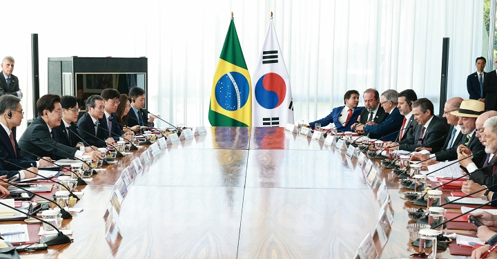 이재명 대통령과 루이스 이나시우 룰라 다 시우바 대통령이 7월 27일(현지시간) 브라질 브라질리아 대통령관저에서 확대 정상회담을 하고 있다. 사진 청와대