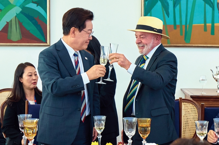 이재명 대통령이 7월 27일(현지시간) 브라질 브라질리아 대통령관저에서 열린 국빈 오찬에서 루이스 이나시우 룰라 다 시우바 브라질 대통령과 건배를 하고 있다. 사진 청와대