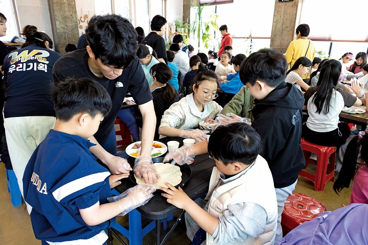말보르승마장에서는 승마 체험 전후에 지역에서 재배한 밀을 활용한 피자 만들기 프로그램도 운영하고 있다.