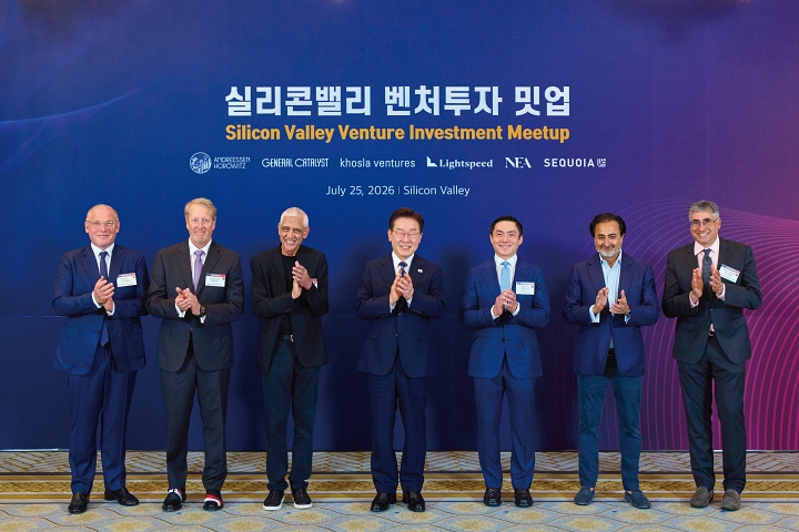 7월 25일(현지시간) 미국 샌프란시스코의 한 호텔에서 개최된 &lsquo;실리콘밸리 벤처투자 밋업&rsquo;에서 이재명 대통령과 미국 상위 6개 실리콘밸리 벤처캐피털사 대표들이 박수를 치고 있다. 사진 청와대