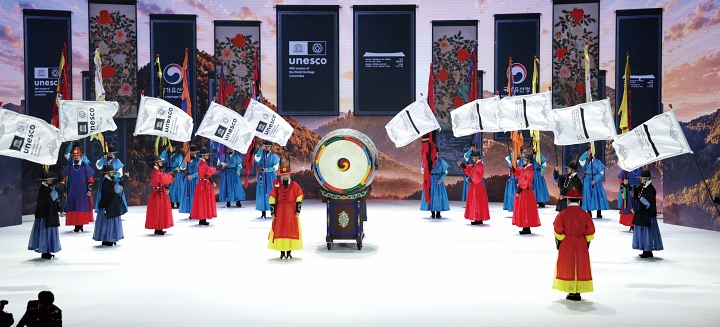 7월 19일 부산에서 열린 제48차 유네스코 세계유산위원회 개회식에서 문화 공연이 펼쳐지고 있다. 사진 뉴시스