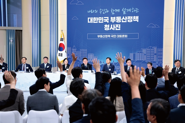 이재명 대통령이 7월 23일 서울 여의도 KBS 별관에서 열린 &lsquo;부동산정책 국민 대토론회&rsquo;에서 참석자들의 질문을 받고 있다. 사진 청와대