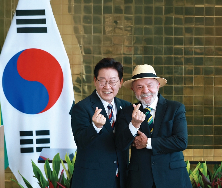 이재명 대통령과 루이스 이나시우 룰라 다 시우바 브라질 대통령이 7월 27일(현지시간) 브라질 브라질리아 대통령관저에서 공동언론발표를 마친 뒤 취재진을 향해 손가락 하트를 만들어보이고 있다. 사진 청와대 커버스토리 브라질 국빈 방문 6