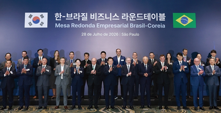 이재명 대통령이 7월 28일(현지시간) 브라질 상파울루 한 호텔에서 열린 &lsquo;한&middot;브라질 비즈니스 라운드테이블&rsquo;에서 참석 기업인들과 기념촬영을 하고 있다. 사진 청와대