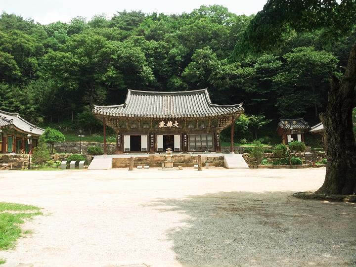 안성 청룡사 대웅전 정면