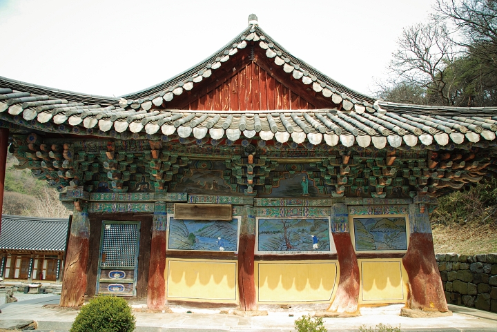 안성 청룡사 대웅전 측면.