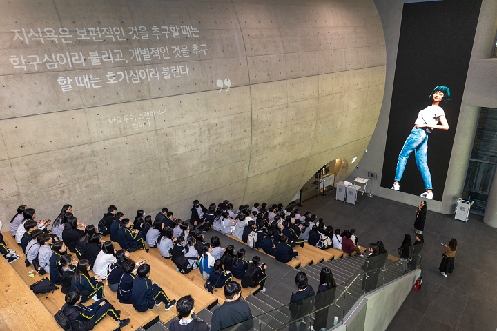 서울 강서구 마곡에 있는 LG디스커버리랩 서울의 그랜드스테어에서 신관중학교 학생들이 교육 안내 영상을 시청하고 있다. 사진 C영상미디어