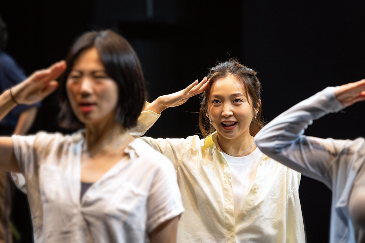 이사샤 배우(오른쪽)가 8월 6일 연극 &lsquo;극장은 달린다!&rsquo;가 열리는 서울 종로구 대학로극장 쿼드에서 리허설을 하고 있다. 사진 C영상미디어