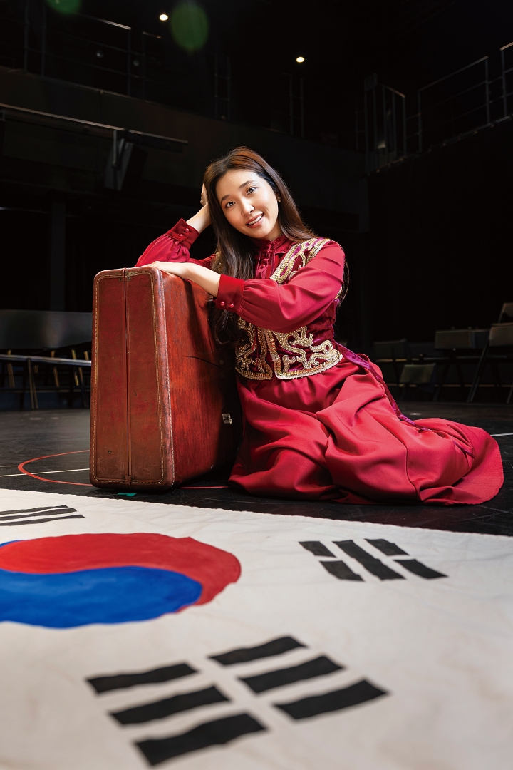 이사샤 배우는 &ldquo;맡은 인물을 단순히 한 사람의 삶으로만 연기하기보다 그 시대를 살아간 여러 사람의 마음과 이야기를 대신 전한다는 생각으로 무대에 섰다&rdquo;고 말했다. 사진 C영상이디어