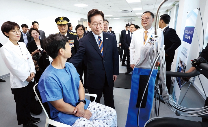 이재명 대통령이 8월 11일 충북 음성군 국립소방병원에서 재활치료 중인 환자를 격려하고 있다. 사진 청와대