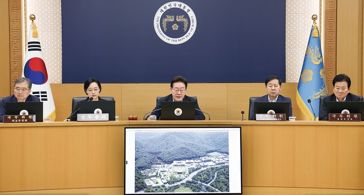이재명 대통령이 8월 11일 정부세종청사에서 열린 국무회의에서 대통령 세종 집무실 건립 및 국가 상징 구역 조성 현황 계획을 보고받고 있다. 사진 청와대