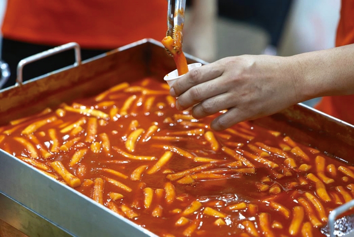 지난해 서울 강서구 코엑스 마곡에서 열린 K-푸드 페스타에 등장한 떡볶이. 사진 뉴시스