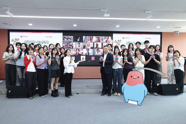 ‘제21기 대한민국 바로알림단’ 단원들이 8월 6일 서울 중구 한국프레스센터 10층 코시스센터에서 열린 발대식에서 기념촬영을 하고 있다. 사진 문화체육관광부