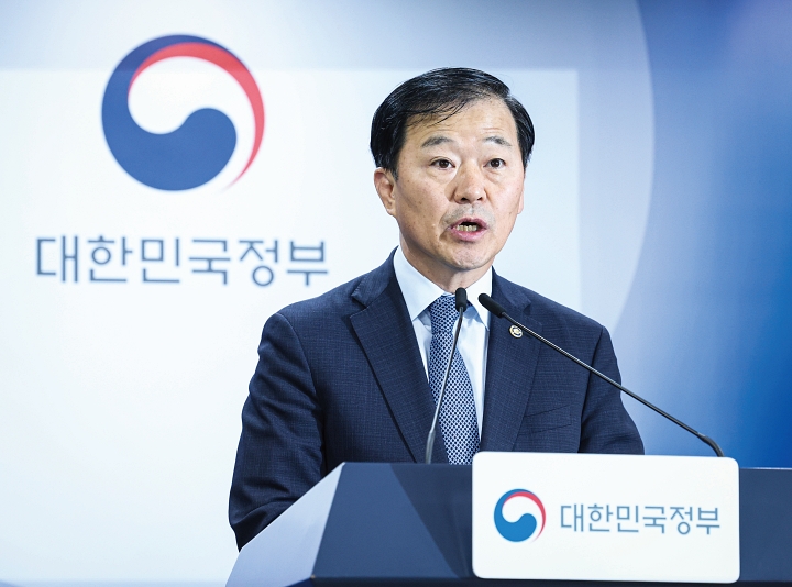 이형훈 보건복지부 2차관이 7월 28일 정부서울청사에서 ‘자살 긴급대응 강화방안’을 발표하고 있다. 사진 뉴시스